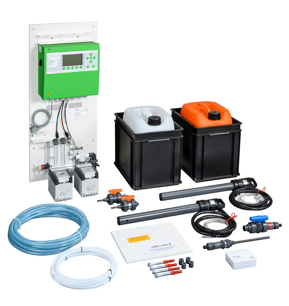 Desinfektionssystem von Grünbeck mit Steuergerät und zwei Behältern, einem orange und einem transparent, sowie verschiedenen Schläuchen und Verbindungselementen.